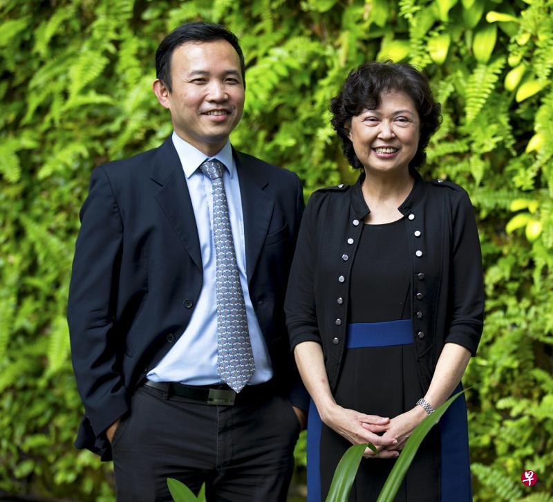 新加坡国立癌症中心院长黄殷祺副教授(左)为周莲金移植脐带血干细胞时,采用美国新医疗技术,提高移植药效。(曾道明摄) 新加坡国立癌症中心院长黄殷祺副教授(左)为周莲金移植脐带血干细胞时,采用美国新医疗技术,提高移植药效。(曾道明摄)