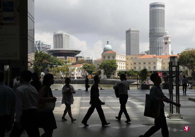 工资会提供的数据显示,基本月薪不超过1000元的全职居民员工比率已逐年减少,从2011年的10.6%降到去年的4.2%。(档案照) 工资会提供的数据显示,基本月薪不超过1000元的全职居民员工比率已逐年减少,从2011年的10.6%降到去年的4.2%。(档案照)