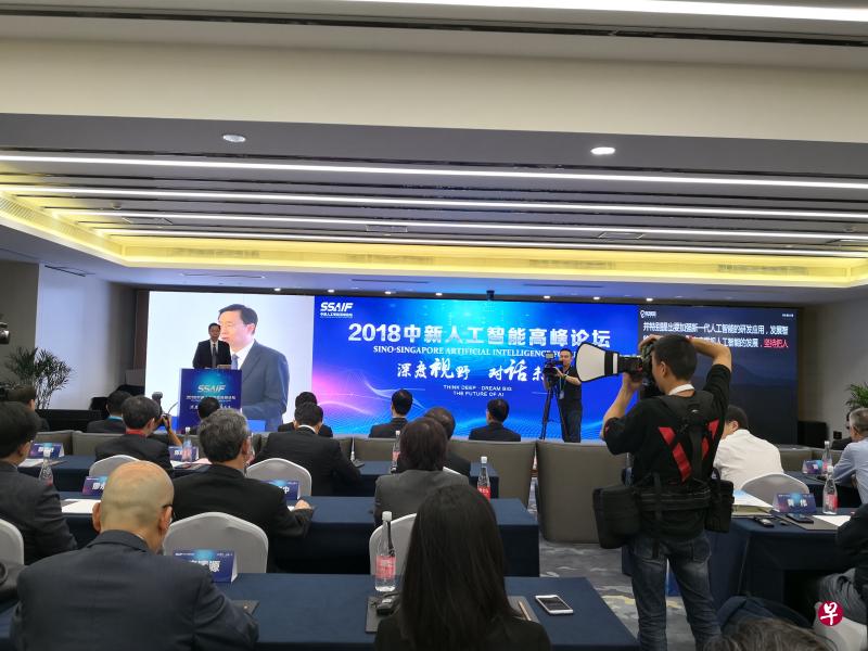 南京市长蓝绍敏说,南京计划打造成为全球有影响力的人工智能创新应用示范城市。(杨丹旭摄) 南京市长蓝绍敏说,南京计划打造成为全球有影响力的人工智能创新应用示范城市。(杨丹旭摄)