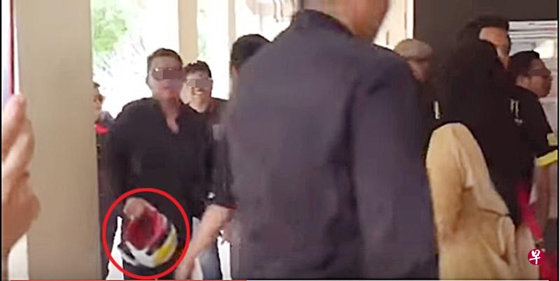 出席婚礼的党员手持印有私会党相关字样的头盔。(视频截图) 出席婚礼的党员手持印有私会党相关字样的头盔。(视频截图)