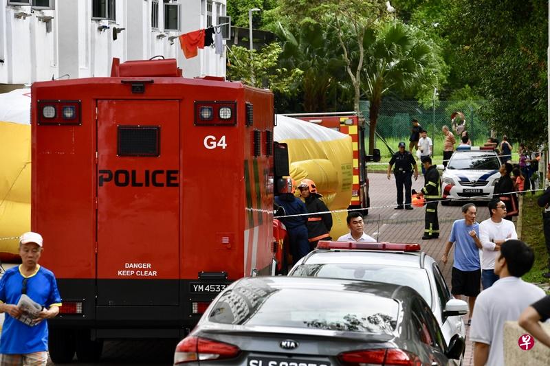 警察封锁现场,民防铺设气垫,气氛紧张。(陈思源 摄) 警察封锁现场,民防铺设气垫,气氛紧张。(陈思源 摄)