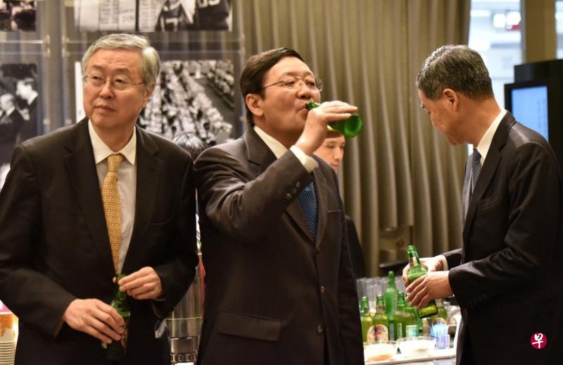 香港交易所昨天举行“新时代香港资本市场再出发”研讨会,主办方特意安排在会议休息期间提供青岛啤酒,唤起大家对香港资本市场发展历史的回忆。1993年7月15日,青岛啤酒在香港联交所上市,成为中国大陆第一家在港上市的企业。图为与会嘉宾周小川(左起)、楼继伟和梁振英在喝青岛啤酒。(中通社) 香港交易所昨天举行“新时代香港资本市场再出发”研讨会,主办方特意安排在会议休息期间提供青岛啤酒,唤起大家对香港资本市场发展历史的回忆。1993年7月15日,青岛啤酒在香港联交所上市,成为中国大陆第一家在港上市的企业。图为与会嘉宾周小川(左起)、楼继伟和梁振英在喝青岛啤酒。(中通社)