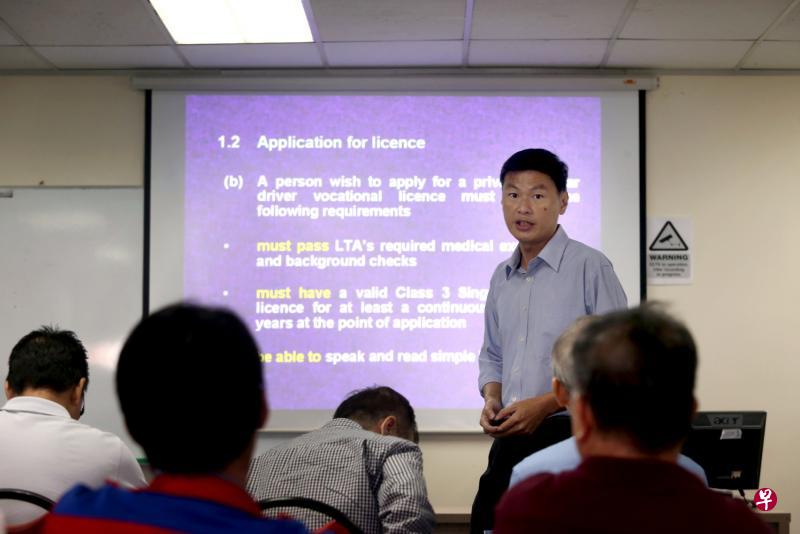 私召车执照课程以英语进行,内容也提到一些较技术性的英文词汇,但为帮助英语不好的司机,课程培训员郭光文会以方言或其他语言进一步向他们解释。(严宣融摄) 私召车执照课程以英语进行,内容也提到一些较技术性的英文词汇,但为帮助英语不好的司机,课程培训员郭光文会以方言或其他语言进一步向他们解释。(严宣融摄)