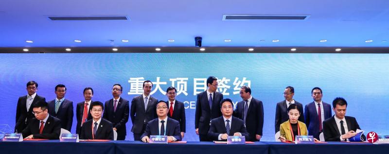 新加坡南京生态科技岛管委会和中新南京生态科技岛开发公司,昨天在论坛上同新加坡和中国的企业及机构签署三项谅解备忘录。新加坡财政部长王瑞杰(后排右四)、贸工部高级政务部长许宝琨医生(后排右五)、南京市长蓝绍敏(后排右三)等见证签署仪式。(南京生态科技岛提供) 新加坡南京生态科技岛管委会和中新南京生态科技岛开发公司,昨天在论坛上同新加坡和中国的企业及机构签署三项谅解备忘录。新加坡财政部长王瑞杰(后排右四)、贸工部高级政务部长许宝琨医生(后排右五)、南京市长蓝绍敏(后排右三)等见证签署仪式。(南京生态科技岛提供)