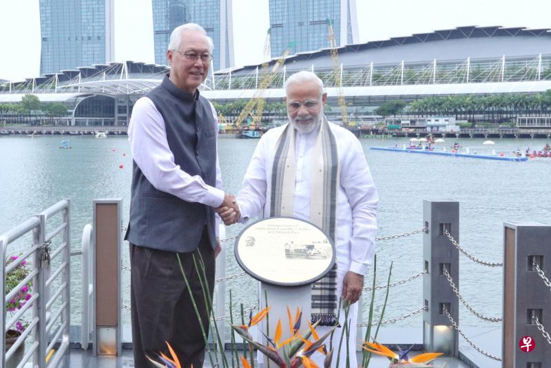 印度总理莫迪(右)与荣誉国务资政吴作栋为富丽敦海湾酒店的纪念牌揭幕,纪念牌所在地是当年的红灯码头。(新闻及通讯部提供) 印度总理莫迪(右)与荣誉国务资政吴作栋为富丽敦海湾酒店的纪念牌揭幕,纪念牌所在地是当年的红灯码头。(新闻及通讯部提供)