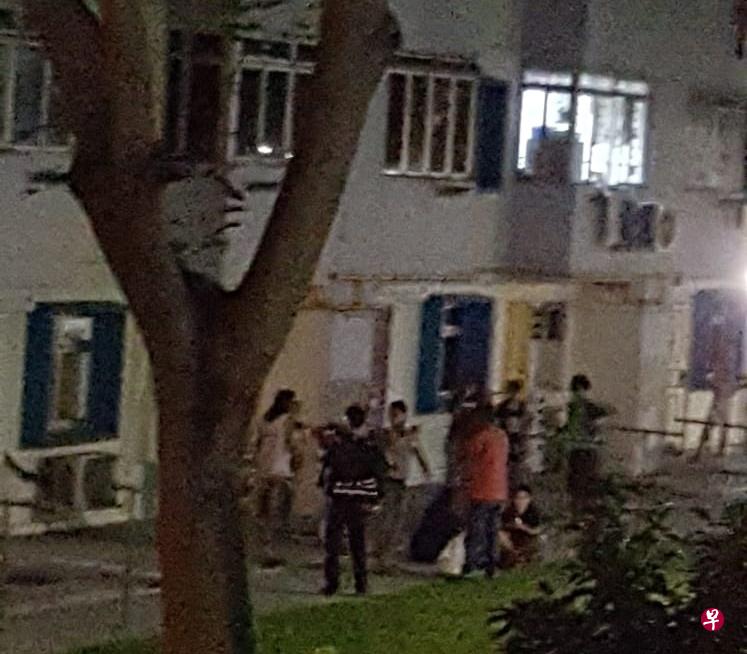 少妇坠楼后,不少居民围观。(读者提供) 少妇坠楼后,不少居民围观。(读者提供)