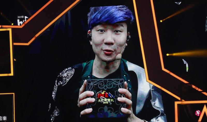 林俊杰昨晚在南京开个唱,透过连线领奖。 (图:网络) 林俊杰昨晚在南京开个唱,透过连线领奖。 (图:网络)