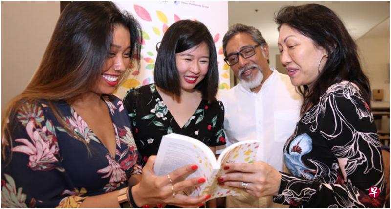 丹尼尔的妹妹(左一)以及父母(右二以及右一),感谢骆美槿(左二)完成丹尼尔的自传。(梁麒麟摄) 丹尼尔的妹妹(左一)以及父母(右二以及右一),感谢骆美槿(左二)完成丹尼尔的自传。(梁麒麟摄)