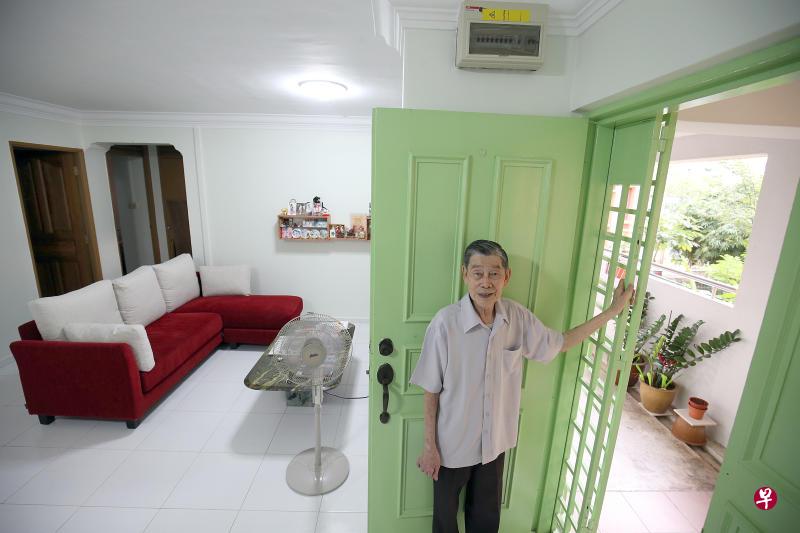 82岁的清洁工何锦辉与妻子去年加入屋契回购计划,将组屋部分屋契卖回给政府后,获得一笔可观的退休收入,也能继续住在现有家中养老。(邬福梁摄) 82岁的清洁工何锦辉与妻子去年加入屋契回购计划,将组屋部分屋契卖回给政府后,获得一笔可观的退休收入,也能继续住在现有家中养老。(邬福梁摄)