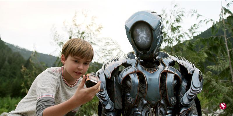 Maxwell Jenkins与外星机器人是形影不离的好朋友。(Netflix提供) Maxwell Jenkins与外星机器人是形影不离的好朋友。(Netflix提供)