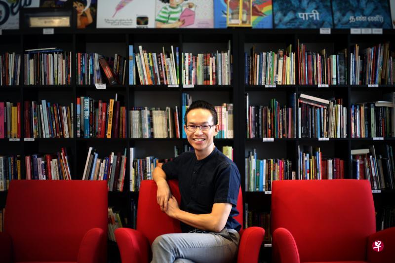 潘志云希望新加坡书籍理事会可以填补本地文学翻译的空隙。(龙国雄/摄) 潘志云希望新加坡书籍理事会可以填补本地文学翻译的空隙。(龙国雄/摄)