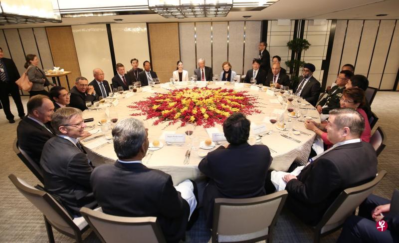 昨天是本届香格里拉对话的最后一天,国防部长黄永宏医生(面对镜头,中)在上午全体大会结束后与各国防长一起进餐。(何家俊摄) 昨天是本届香格里拉对话的最后一天,国防部长黄永宏医生(面对镜头,中)在上午全体大会结束后与各国防长一起进餐。(何家俊摄)