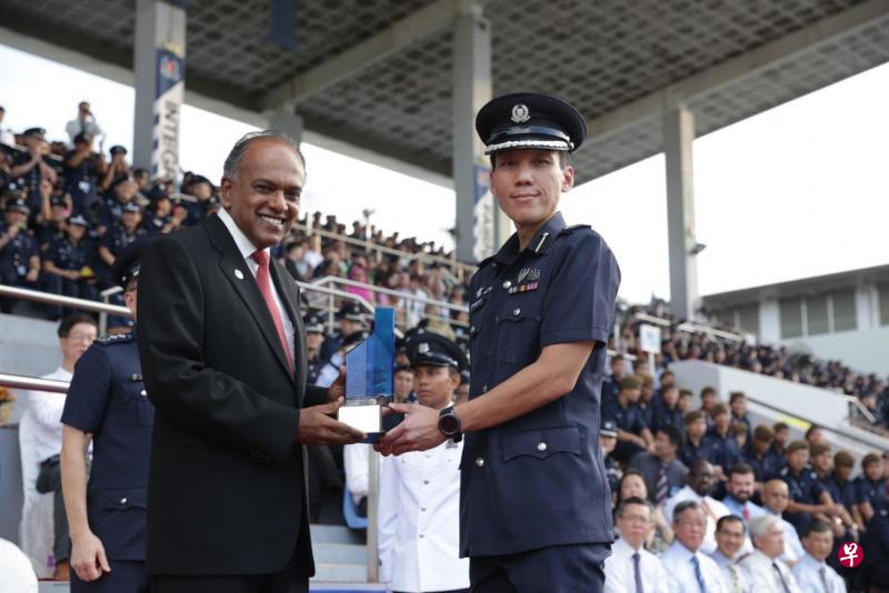 中央警署署长刘国良助理警察总监(右)昨天在警察日检阅礼上从内政部长兼律政部长尚穆根手中接过最佳警署奖。(警察部队提供) 中央警署署长刘国良助理警察总监(右)昨天在警察日检阅礼上从内政部长兼律政部长尚穆根手中接过最佳警署奖。(警察部队提供)