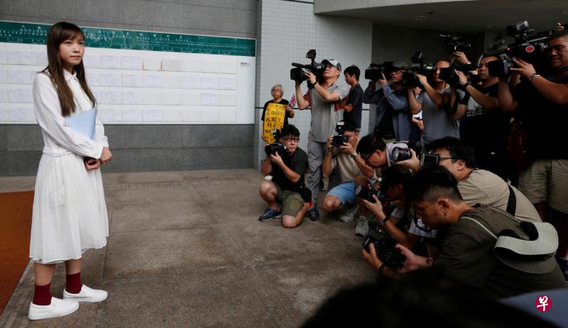 被撤销议员资格的游蕙祯(左)因强闯香港立法会被判处入狱四周,她昨天在出庭前被大批记者包围。(路透社) 被撤销议员资格的游蕙祯(左)因强闯香港立法会被判处入狱四周,她昨天在出庭前被大批记者包围。(路透社)