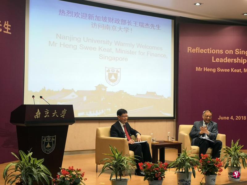 新加坡财长王瑞杰(左)昨天在南京大学发表演讲,演讲后的交流会由南京大学国际关系研究院院长朱锋教授主持(杨丹旭摄)。 新加坡财长王瑞杰(左)昨天在南京大学发表演讲,演讲后的交流会由南京大学国际关系研究院院长朱锋教授主持(杨丹旭摄)。