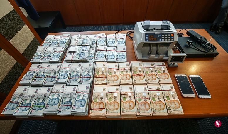 两名马国男涉冒充中国公安在本地行骗,警方逮捕两人时起获59万元现款甚至数钞机,成今年在类似案件起获的最大笔赃款! 两名马国男涉冒充中国公安在本地行骗,警方逮捕两人时起获59万元现款甚至数钞机,成今年在类似案件起获的最大笔赃款!
