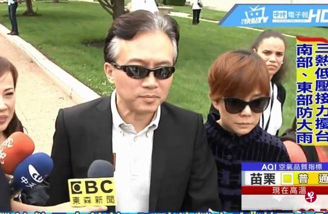 孙鹏（左）满头白发，狄莺则剪掉长发，憔悴出庭。（网络照）
