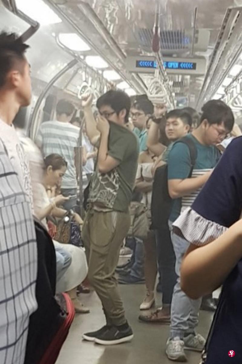 一辆东西线列车突冒白烟,乘客紧急下车。(受访者提供) 一辆东西线列车突冒白烟,乘客紧急下车。(受访者提供)