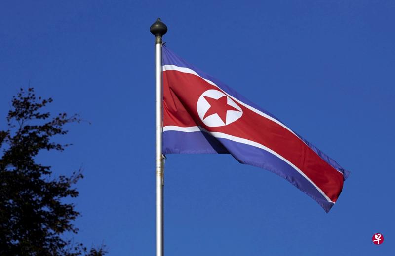 在联合国总部外飘扬的朝鲜国旗。（路透社）