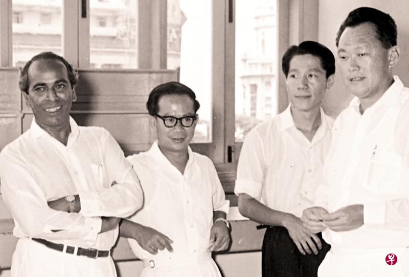 1960年:易润堂(右二)当选议员前,为人民行动党在安顺区补 选中助选。图中其他人为拉惹勒南(左起)、杜进才和 李光耀。(档案照片) 1960年:易润堂(右二)当选议员前,为人民行动党在安顺区补 选中助选。图中其他人为拉惹勒南(左起)、杜进才和 李光耀。(档案照片)