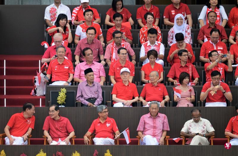 2015年8月:金禧国庆庆典上,易润堂(第二排左二)与前部长王邦文(左三)和已故阁员奥斯 曼渥(左一),一同接受众人致敬。三人当时就坐在李光耀逝世后空出来的座位 旁。(档案照片) 2015年8月:金禧国庆庆典上,易润堂(第二排左二)与前部长王邦文(左三)和已故阁员奥斯 曼渥(左一),一同接受众人致敬。三人当时就坐在李光耀逝世后空出来的座位 旁。(档案照片)