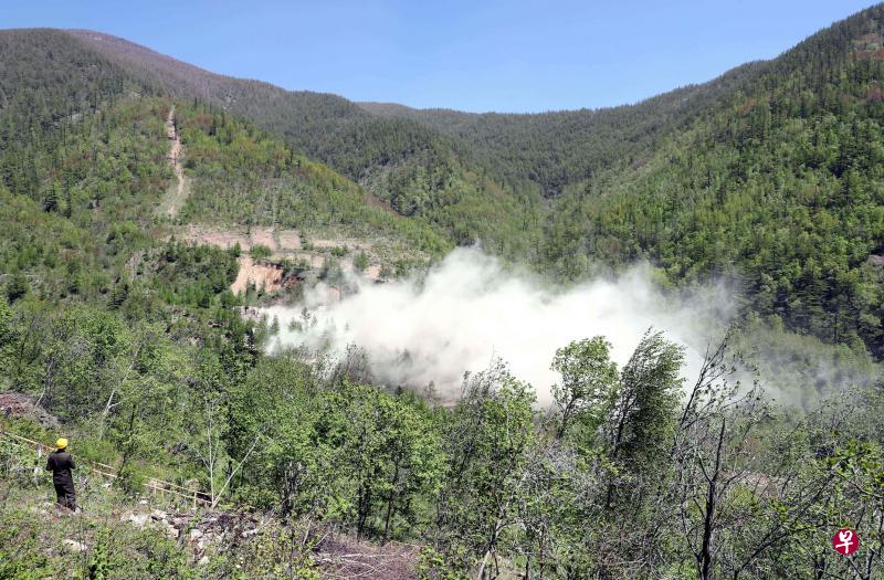 朝鲜5月24日炸毁丰溪里核试验场的多条坑道,正式废弃这个主要的核试场地,在特金会前释出善意。(法新社) 朝鲜5月24日炸毁丰溪里核试验场的多条坑道,正式废弃这个主要的核试场地,在特金会前释出善意。(法新社)