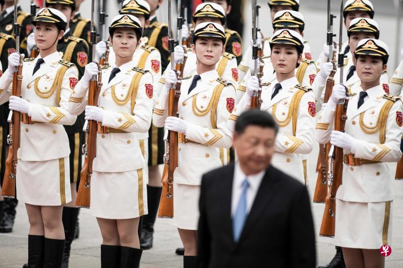 三军仪仗队首次增加女兵方阵。(法新社) 三军仪仗队首次增加女兵方阵。(法新社)