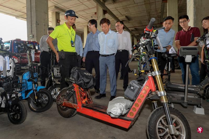 基础建设统筹部长兼交通部长许文远(左三)走访了陆交局存放被扣留个人代步工具的地点,还在现场看到一辆重达92公斤的电动踏板车,远超出规定允许的20公斤重量顶限。(取自许文远面簿) 基础建设统筹部长兼交通部长许文远(左三)走访了陆交局存放被扣留个人代步工具的地点,还在现场看到一辆重达92公斤的电动踏板车,远超出规定允许的20公斤重量顶限。(取自许文远面簿)