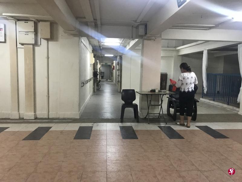 邻居描述,死者出事前在图中的8楼走廊上与人争吵,疑被人推了一把,结果头撞地板昏迷,送院抢救后不治。(陈斌勤摄) 邻居描述,死者出事前在图中的8楼走廊上与人争吵,疑被人推了一把,结果头撞地板昏迷,送院抢救后不治。(陈斌勤摄)