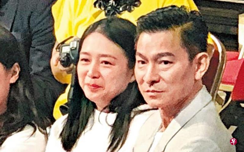 刘德华与老婆朱丽倩出席女儿幼稚园毕业典礼。(互联网) 刘德华与老婆朱丽倩出席女儿幼稚园毕业典礼。(互联网)