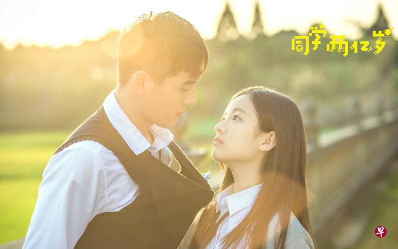 李庚希(右)饰演被外星人附身的女孩,与朱致灵不打不相识。 李庚希(右)饰演被外星人附身的女孩,与朱致灵不打不相识。