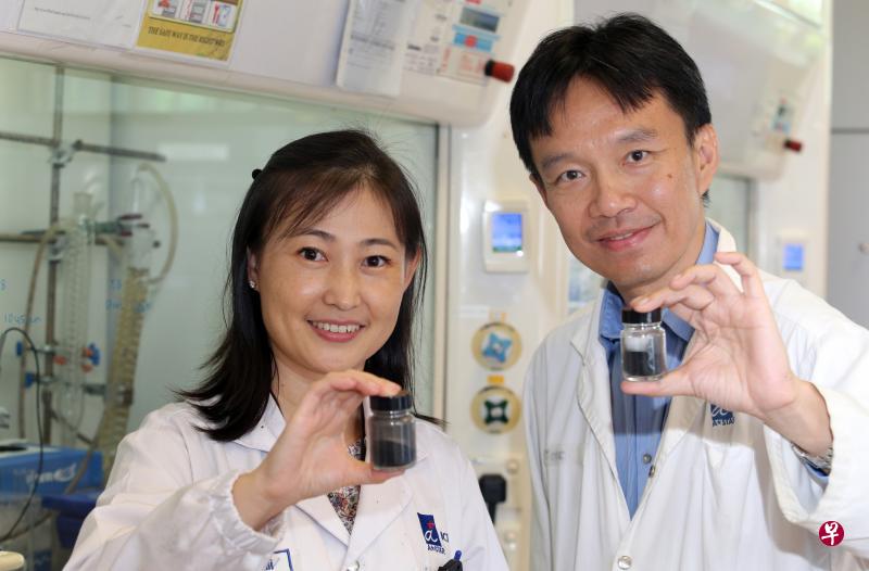 起步公司A&T Inno创办人陈煜林(右)与新科研研究员张丽莉博士(左)合作,研发出把废料炭焦(右边罐子)净化成碳黑(左边罐子)的方法。碳黑是制作轮胎的原料。(邬福梁摄) 起步公司A&T Inno创办人陈煜林(右)与新科研研究员张丽莉博士(左)合作,研发出把废料炭焦(右边罐子)净化成碳黑(左边罐子)的方法。碳黑是制作轮胎的原料。(邬福梁摄)