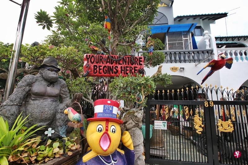 屋外放置许多动物和卡通雕塑,打造迷你乐园。(陈佩敏 摄) 屋外放置许多动物和卡通雕塑,打造迷你乐园。(陈佩敏 摄)