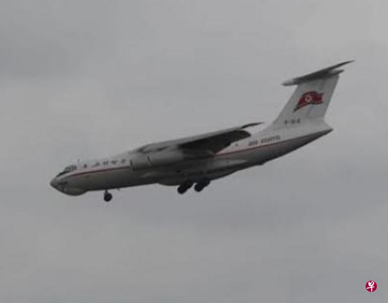 相信是载着金正恩后勤补给的伊尔-76运输机,今午飞抵新加坡。(Ow Eng Tiong摄) 相信是载着金正恩后勤补给的伊尔-76运输机,今午飞抵新加坡。(Ow Eng Tiong摄)