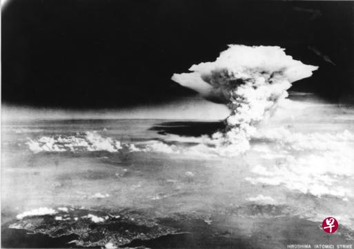 1945年，美国在日本广岛上投下的原子弹爆炸后，空中形成的蘑菇云成为显示原子弹威力的经典照片。（法新社）