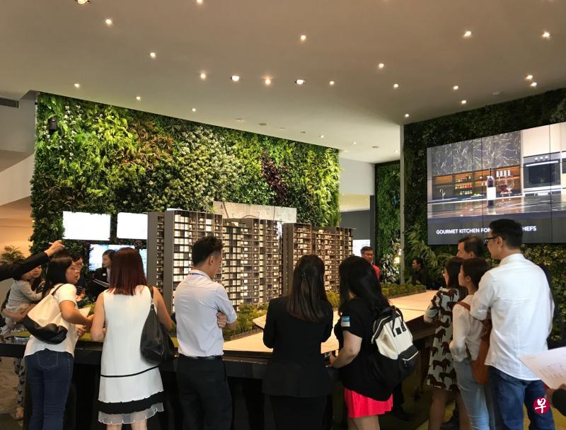 实龙岗北两项目嘉和馨苑(The Garden Residences,左图)和Affinity at Serangoon(右图)的首周末销量,应该作为发展商接下来为楼盘定价时的借鉴,更应该作为发展商标地时的一记提醒。(读者提供) 实龙岗北两项目嘉和馨苑(The Garden Residences,左图)和Affinity at Serangoon(右图)的首周末销量,应该作为发展商接下来为楼盘定价时的借鉴,更应该作为发展商标地时的一记提醒。(读者提供)