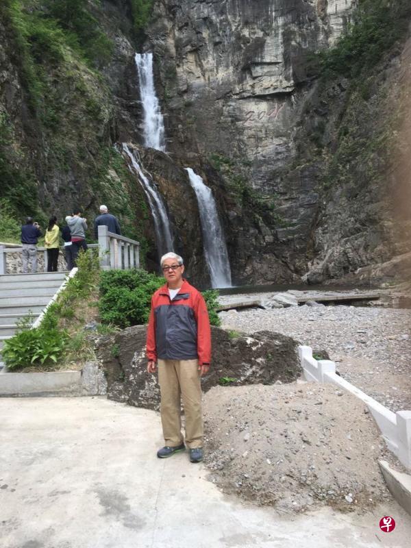 杨考昌去年5月前往朝鲜旅游,参观的景点包括朝鲜著名的金刚山。(受访者提供) 杨考昌去年5月前往朝鲜旅游,参观的景点包括朝鲜著名的金刚山。(受访者提供)
