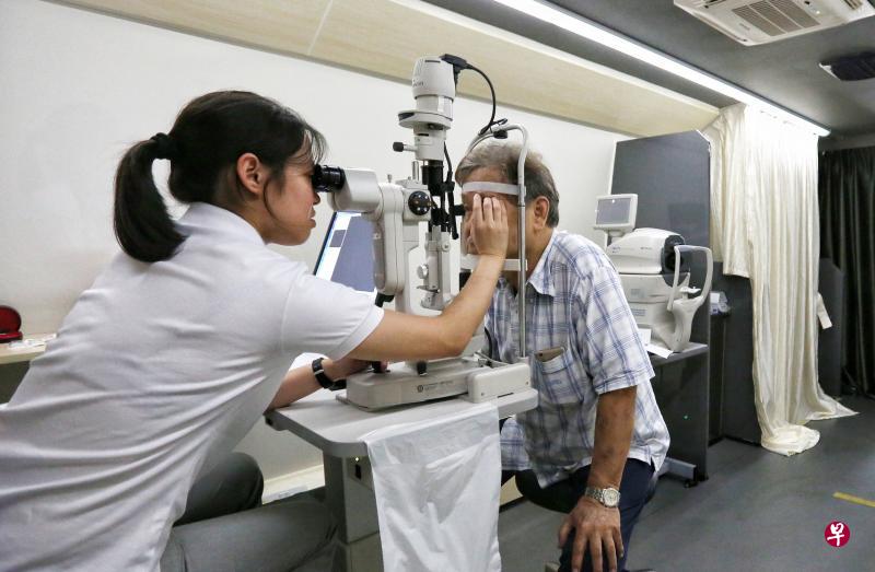 流动眼科巴士具备较先进的器材,能让眼科医生立即为年长者确诊是否患上白内障。(陈褔洲摄) 流动眼科巴士具备较先进的器材,能让眼科医生立即为年长者确诊是否患上白内障。(陈褔洲摄)