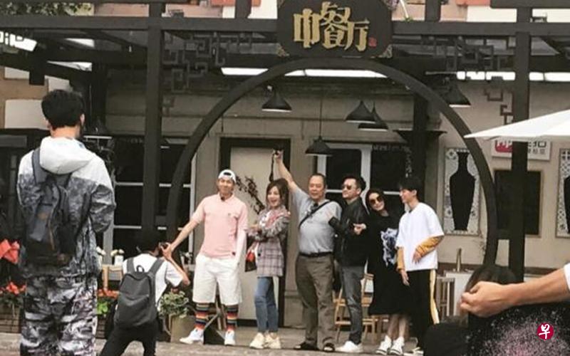 张铁林(左三)到法国担任《中餐厅2》嘉宾。 张铁林(左三)到法国担任《中餐厅2》嘉宾。