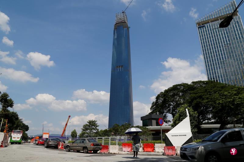 “106交易塔”是敦拉萨国际交易中心的地标建筑。马来西亚财政部将注资让接近完工的部分顺利落成,但拒绝为敦拉萨国际交易中心其他项目投入更多资金。(彭博社) “106交易塔”是敦拉萨国际交易中心的地标建筑。马来西亚财政部将注资让接近完工的部分顺利落成,但拒绝为敦拉萨国际交易中心其他项目投入更多资金。(彭博社)
