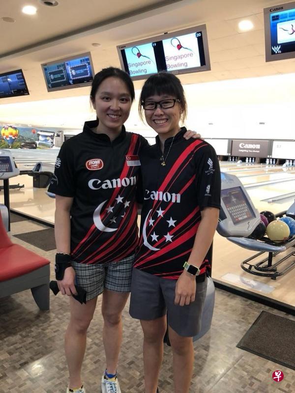 我国女将陈诗桦(左)战胜国家队友杨若淇,赢得冠军。(取自新加坡保龄球总会面簿) 我国女将陈诗桦(左)战胜国家队友杨若淇,赢得冠军。(取自新加坡保龄球总会面簿)