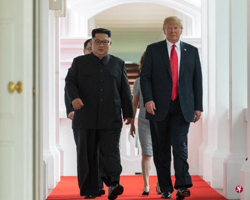 特朗普和金正恩今早一同步入会场。(海峡时报) 特朗普和金正恩今早一同步入会场。(海峡时报)