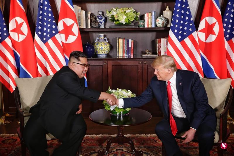 朝鲜领袖金正恩与美国总统特朗普在特金会上演”世纪之握“。(法新社) 朝鲜领袖金正恩与美国总统特朗普在特金会上演”世纪之握“。(法新社)