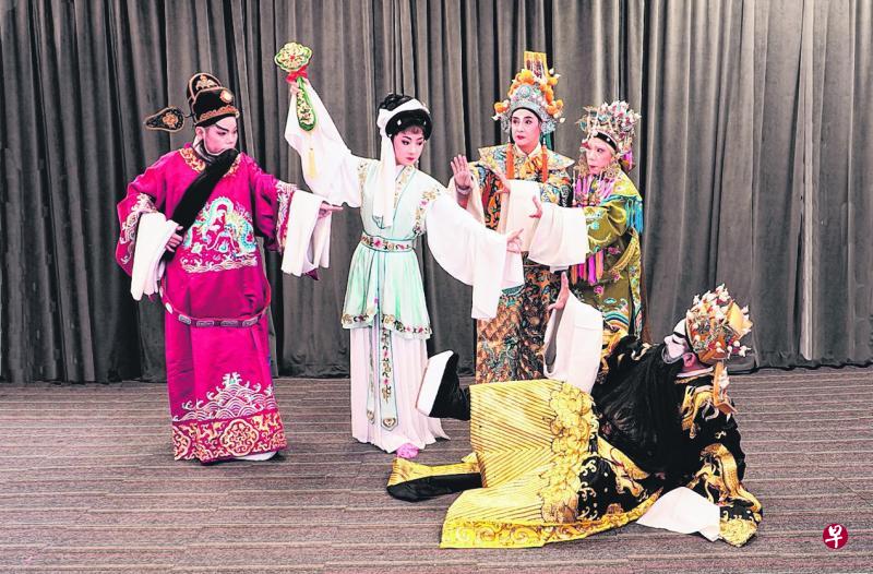 南华儒剧社将呈献经典潮剧《刘明珠》。左起是剧中人物海瑞(陈巧莲饰)、刘明珠(陈纬恬饰)、穆宗(陈玉勇饰)、太后(陈巧鸾饰)和朱厚潘(张明福饰)。(陈来顺摄) 南华儒剧社将呈献经典潮剧《刘明珠》。左起是剧中人物海瑞(陈巧莲饰)、刘明珠(陈纬恬饰)、穆宗(陈玉勇饰)、太后(陈巧鸾饰)和朱厚潘(张明福饰)。(陈来顺摄)