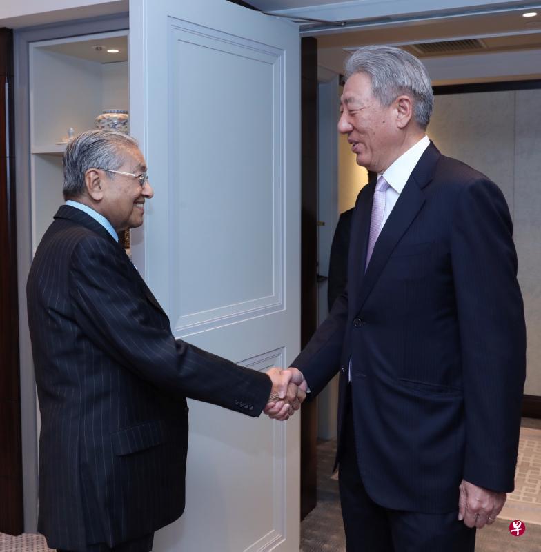 张志贤（右）和马哈迪针对本区域和国际发展交换意见，并同意两国应该继续合作强化亚细安，确保区域稳定和发展。（通讯及新闻部提供）