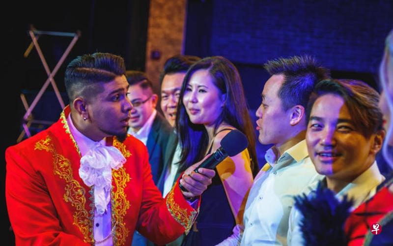 印族魔术师兼活动主持人凯尔·瑞文(左一,Kyle Ravin),通过每天与朋友对话等方式自学,不放过任何学习华语的机会。(受访者提供) 印族魔术师兼活动主持人凯尔·瑞文(左一,Kyle Ravin),通过每天与朋友对话等方式自学,不放过任何学习华语的机会。(受访者提供)