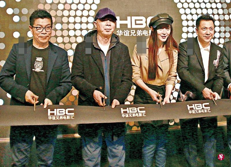 左起王中军(华谊兄弟)、导演冯小刚、范冰冰和王中磊。(互联网) 左起王中军(华谊兄弟)、导演冯小刚、范冰冰和王中磊。(互联网)
