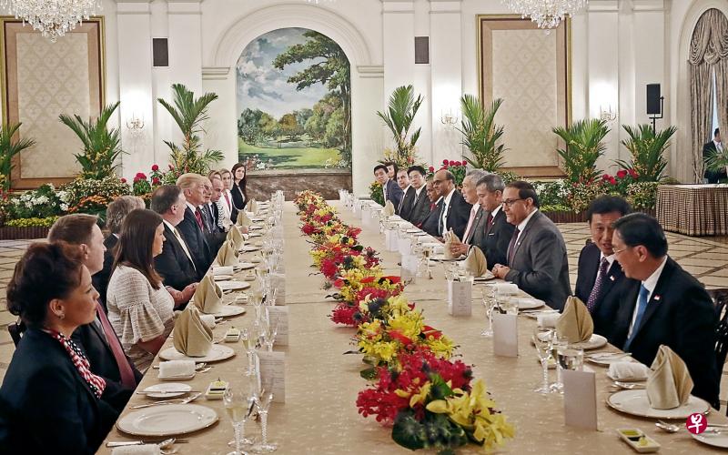 李显龙总理和美国总统特朗普在会谈后共进午餐。新加坡和美国各有12名政府要员出席总统府午宴,新方代表包括副总理及社会兼经济政策统筹部长尚达曼、外交部长维文医生、内政部长兼律政部长尚穆根、通讯及新闻部长易华仁、教育部长王乙康和国家发展部长黄循财。美国则有国务卿蓬佩奥、国家安全顾问博尔顿、白宫幕僚长凯利和总统高级政策顾问米勒等人。(叶振忠摄) 李显龙总理和美国总统特朗普在会谈后共进午餐。新加坡和美国各有12名政府要员出席总统府午宴,新方代表包括副总理及社会兼经济政策统筹部长尚达曼、外交部长维文医生、内政部长兼律政部长尚穆根、通讯及新闻部长易华仁、教育部长王乙康和国家发展部长黄循财。美国则有国务卿蓬佩奥、国家安全顾问博尔顿、白宫幕僚长凯利和总统高级政策顾问米勒等人。(叶振忠摄)
