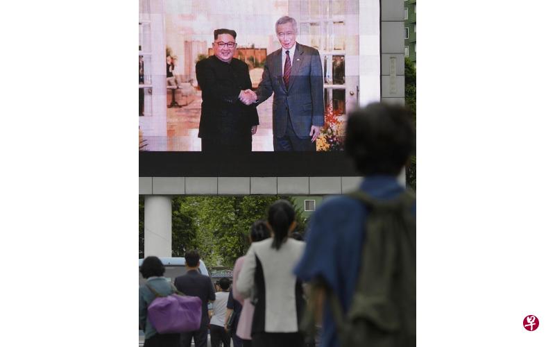 昨天在平壤,人们驻足观看广场大荧幕上的新闻报道,了解国家最高领导人金正恩在新加坡的动态,包括他和新加坡总理李显龙的会晤。(路透社) 昨天在平壤,人们驻足观看广场大荧幕上的新闻报道,了解国家最高领导人金正恩在新加坡的动态,包括他和新加坡总理李显龙的会晤。(路透社)