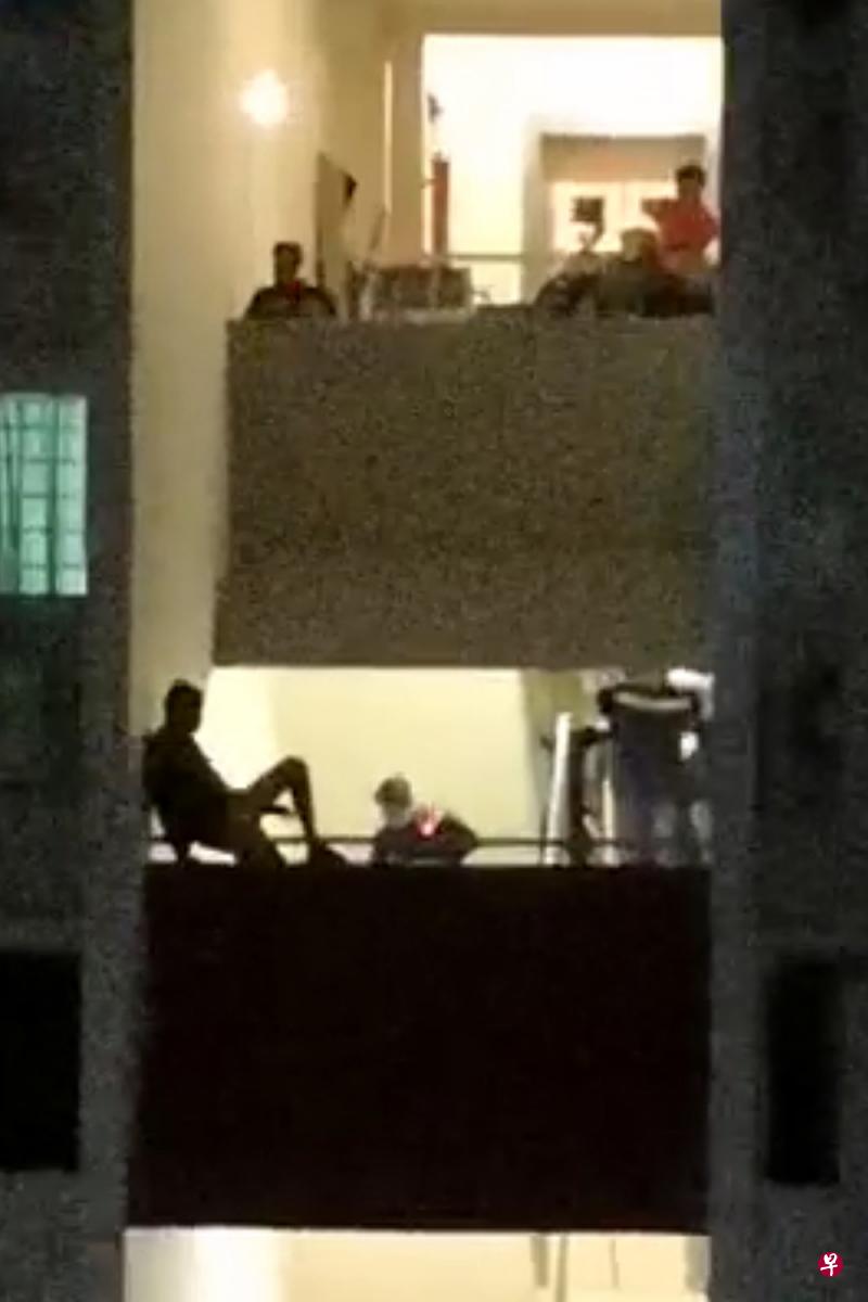 闹跳楼的男子是一名工艺教育学院的学生,他事后在企图自杀的罪名下被捕。 闹跳楼的男子是一名工艺教育学院的学生,他事后在企图自杀的罪名下被捕。